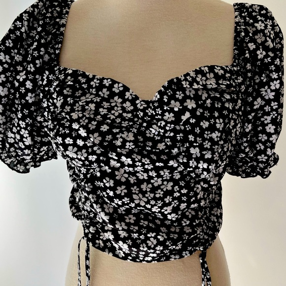 SHEIN Tops - Ladies black and white cropped off the shoulder balloon short sleeve shi…